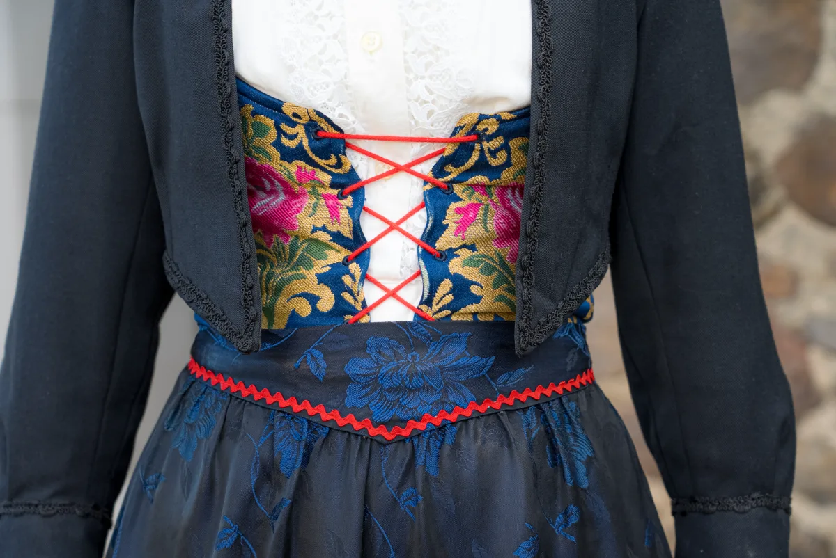 COSTUME